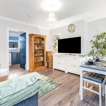 Modern & Spacious 2 Bedroom House - Free Parking - Front & Back Garden - Private Main Door Entrance Edinburgh Bagian luar foto
