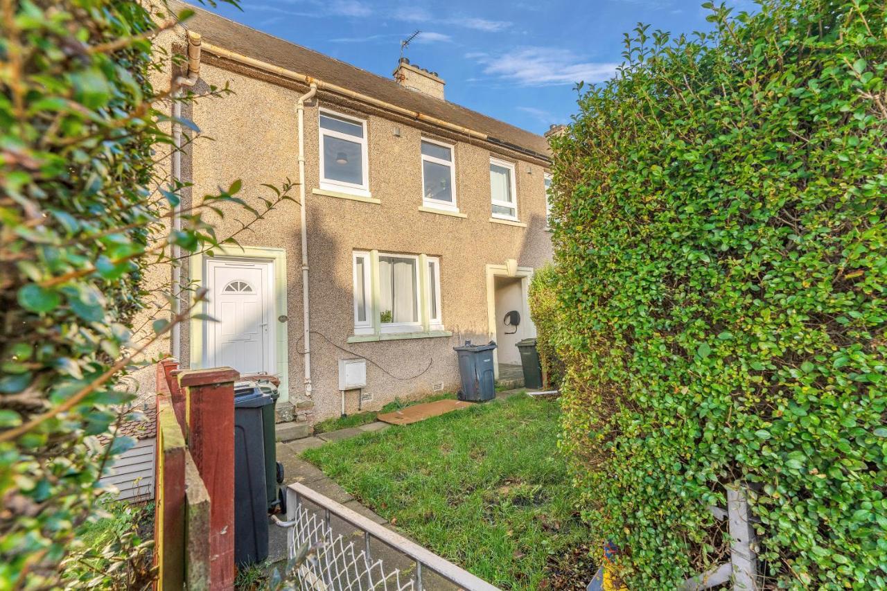 Modern & Spacious 2 Bedroom House - Free Parking - Front & Back Garden - Private Main Door Entrance Edinburgh Bagian luar foto