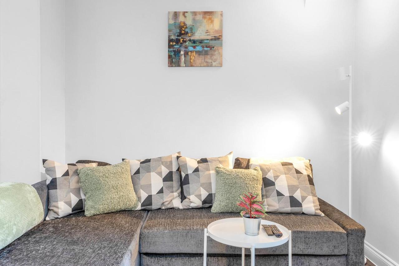 Modern & Spacious 2 Bedroom House - Free Parking - Front & Back Garden - Private Main Door Entrance Edinburgh Bagian luar foto