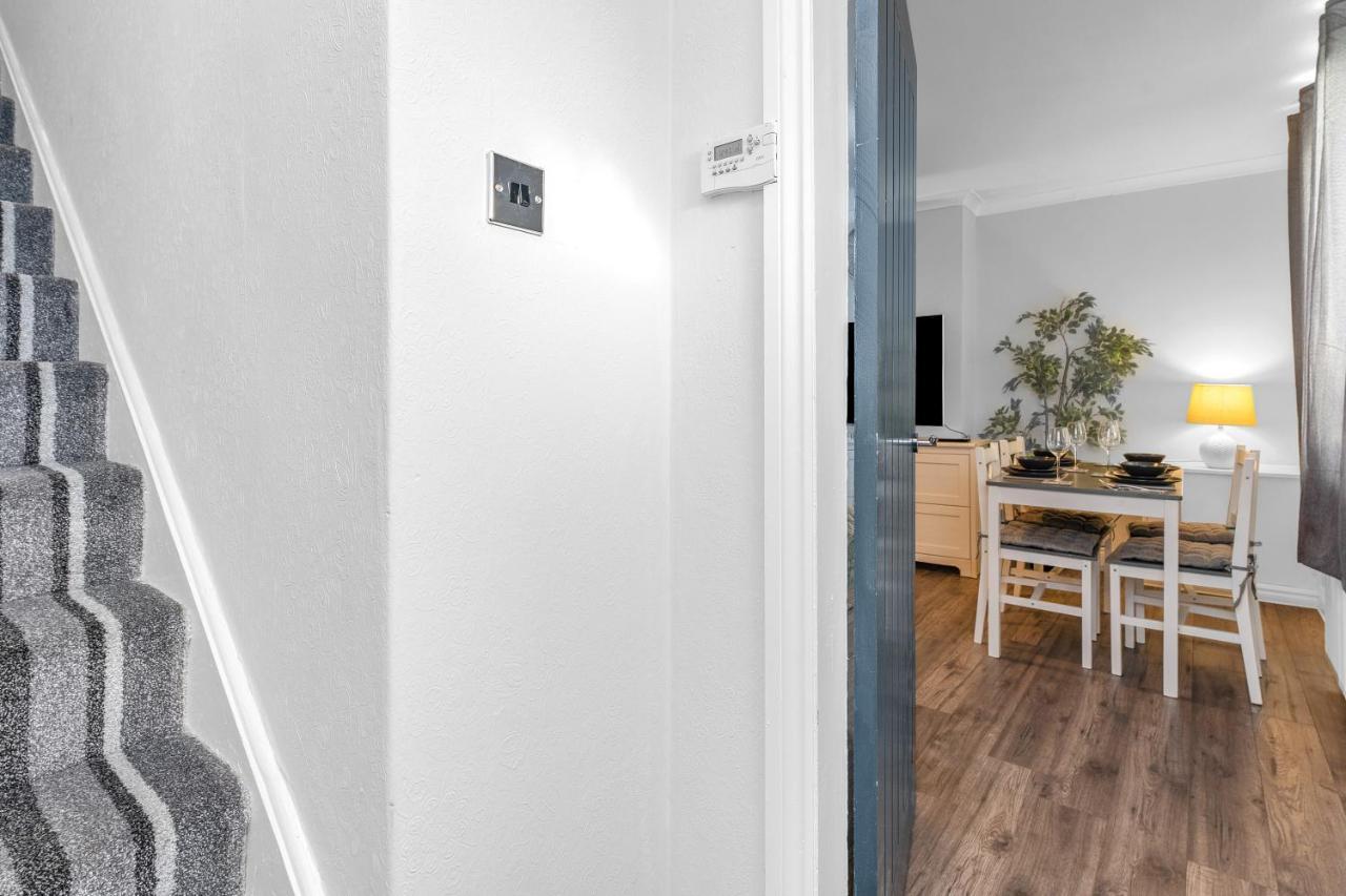 Modern & Spacious 2 Bedroom House - Free Parking - Front & Back Garden - Private Main Door Entrance Edinburgh Bagian luar foto