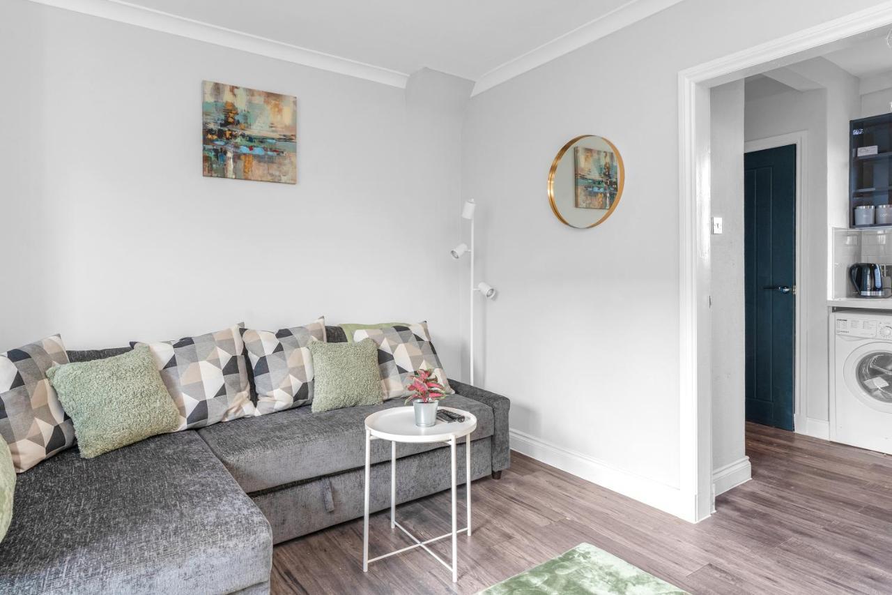 Modern & Spacious 2 Bedroom House - Free Parking - Front & Back Garden - Private Main Door Entrance Edinburgh Bagian luar foto
