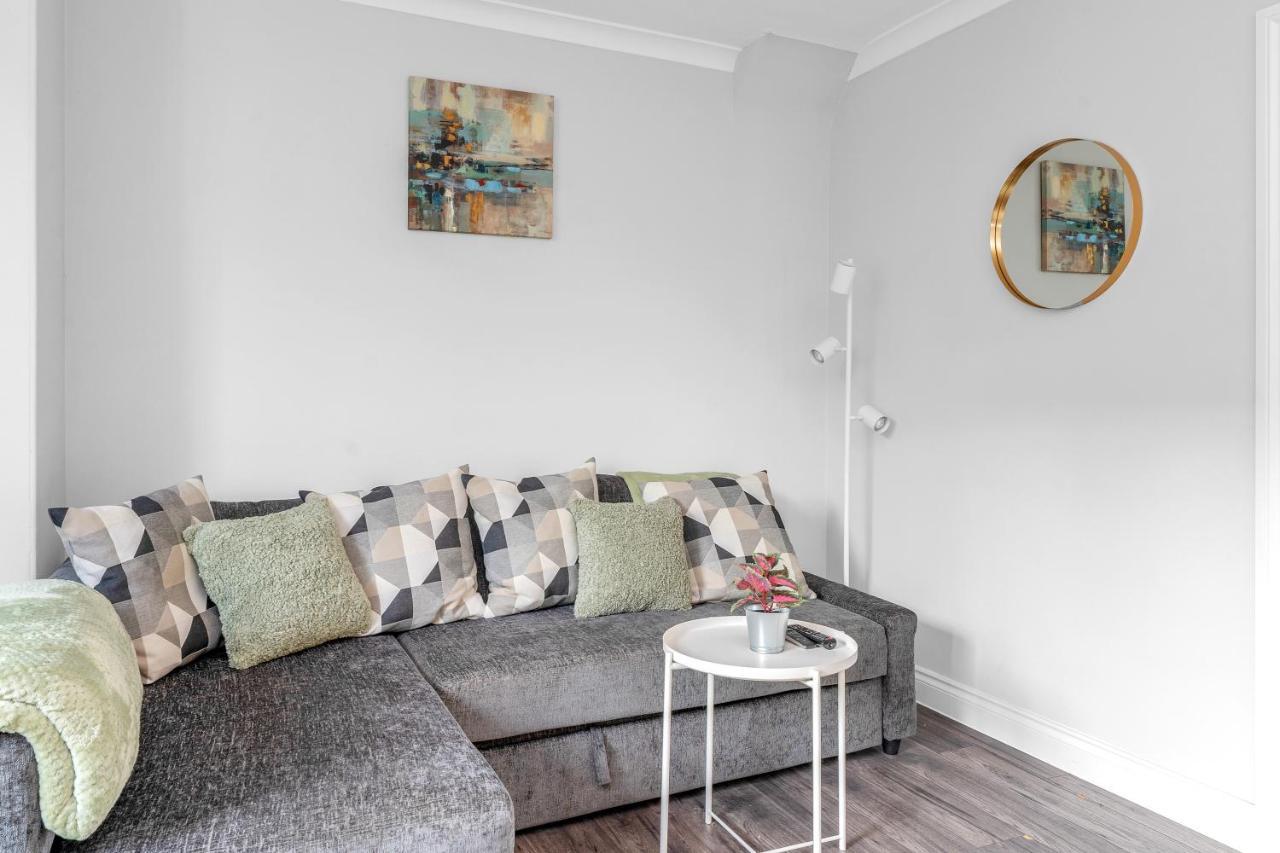 Modern & Spacious 2 Bedroom House - Free Parking - Front & Back Garden - Private Main Door Entrance Edinburgh Bagian luar foto
