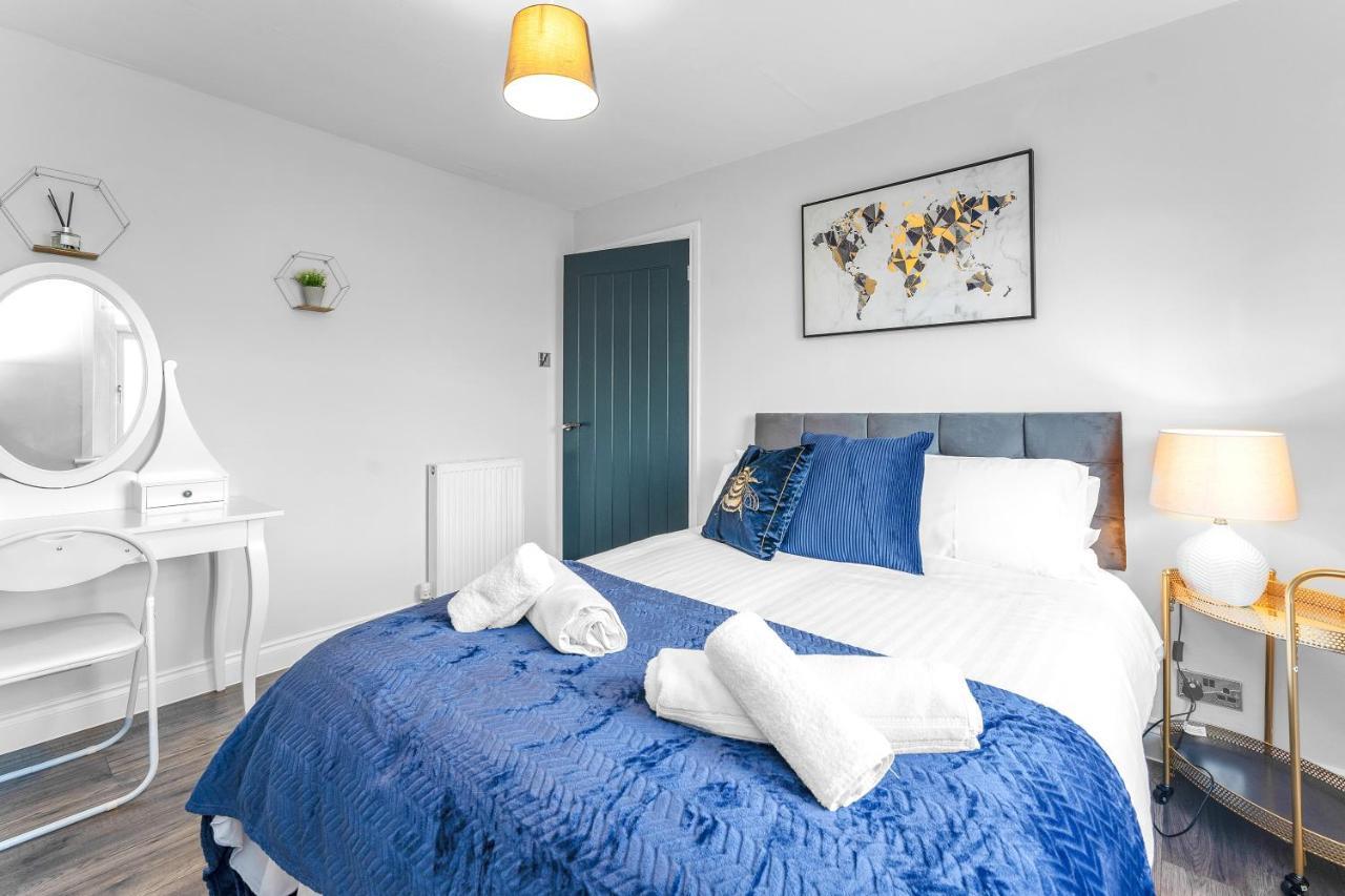 Modern & Spacious 2 Bedroom House - Free Parking - Front & Back Garden - Private Main Door Entrance Edinburgh Bagian luar foto