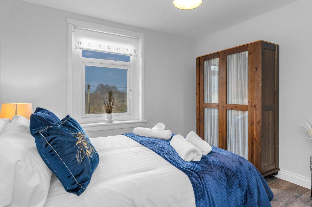 Modern & Spacious 2 Bedroom House - Free Parking - Front & Back Garden - Private Main Door Entrance Edinburgh Bagian luar foto