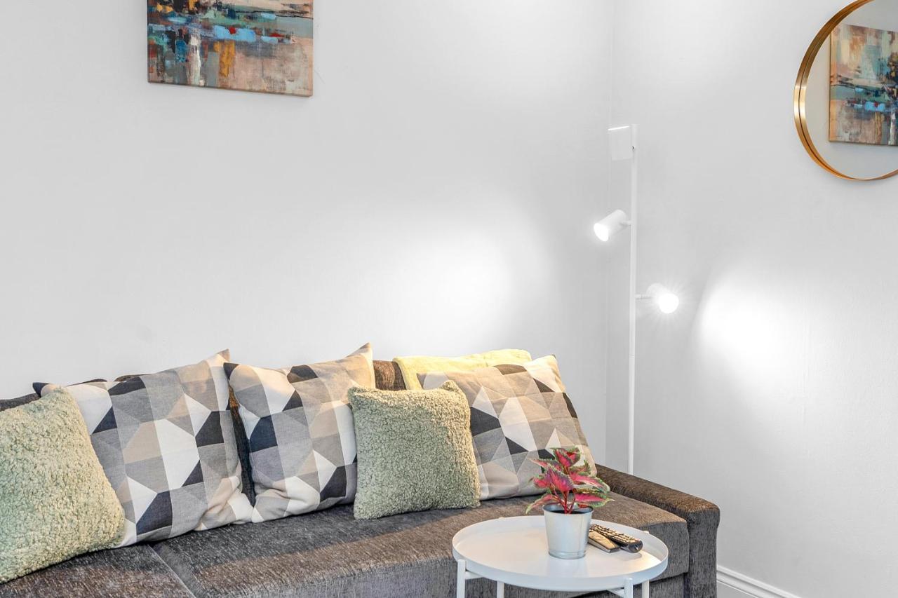 Modern & Spacious 2 Bedroom House - Free Parking - Front & Back Garden - Private Main Door Entrance Edinburgh Bagian luar foto