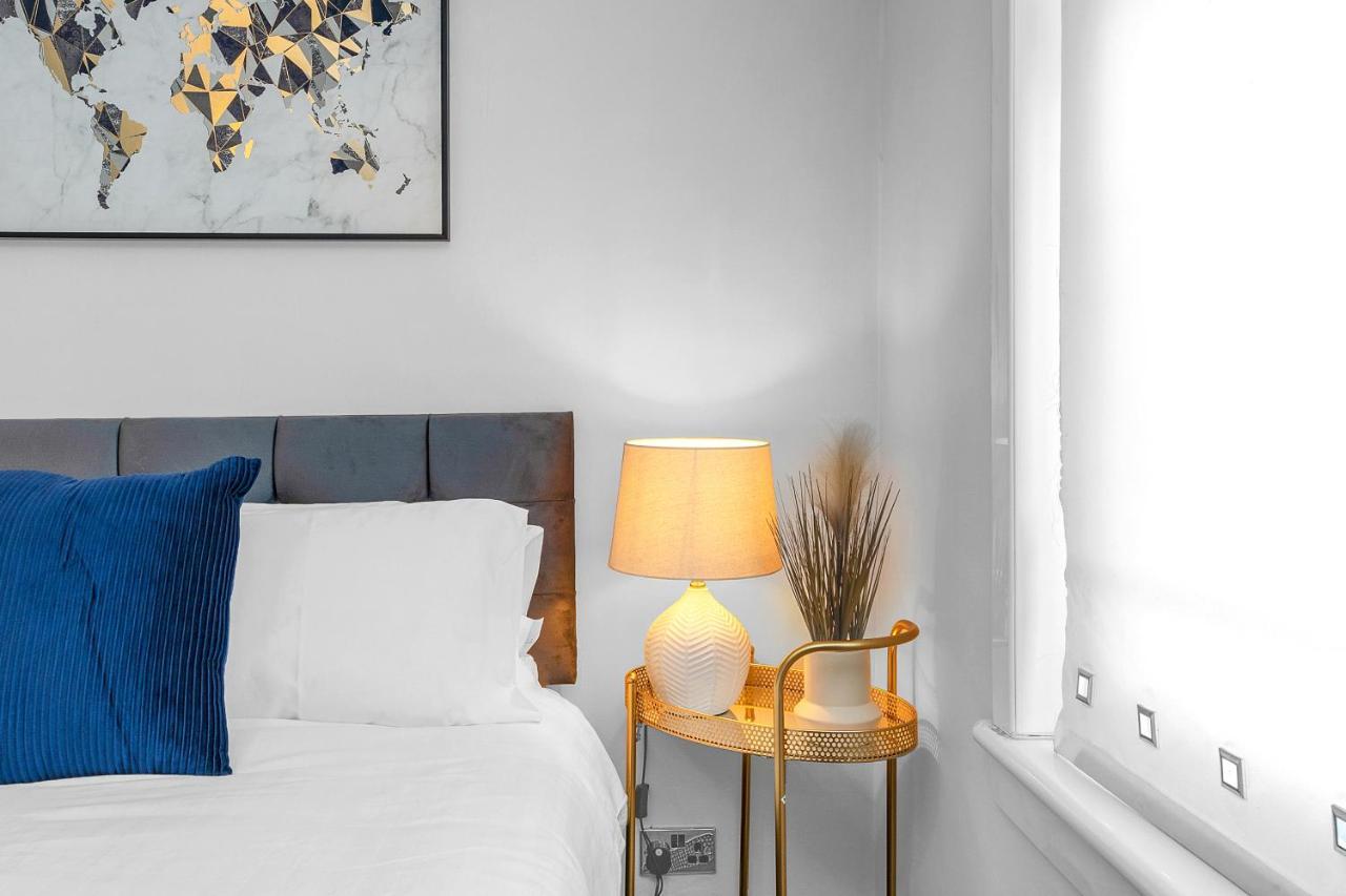 Modern & Spacious 2 Bedroom House - Free Parking - Front & Back Garden - Private Main Door Entrance Edinburgh Bagian luar foto