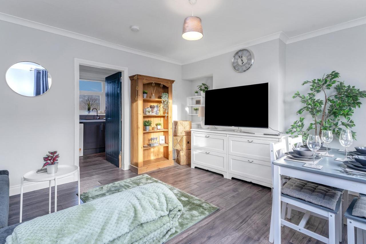 Modern & Spacious 2 Bedroom House - Free Parking - Front & Back Garden - Private Main Door Entrance Edinburgh Bagian luar foto