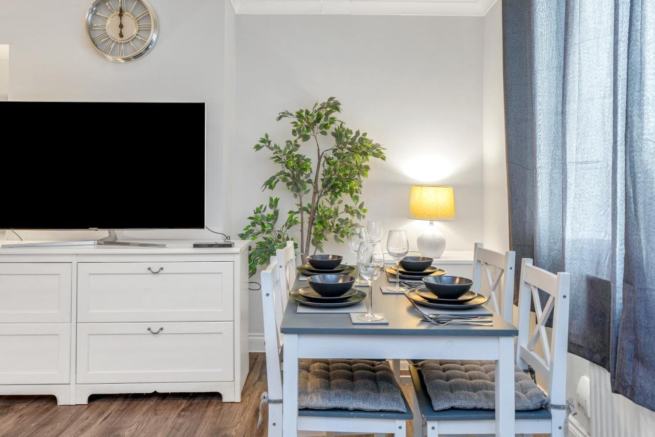 Modern & Spacious 2 Bedroom House - Free Parking - Front & Back Garden - Private Main Door Entrance Edinburgh Bagian luar foto