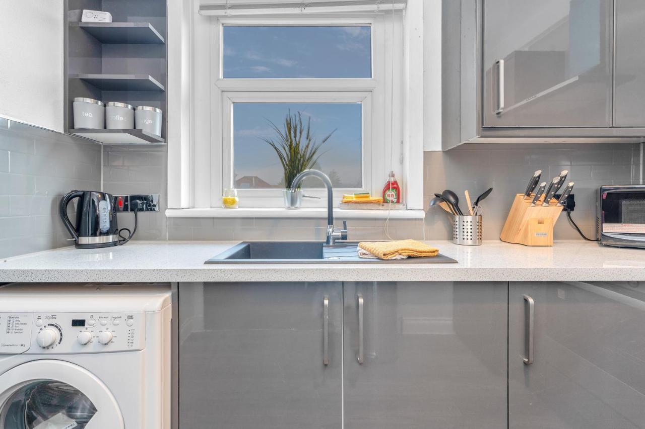 Modern & Spacious 2 Bedroom House - Free Parking - Front & Back Garden - Private Main Door Entrance Edinburgh Bagian luar foto