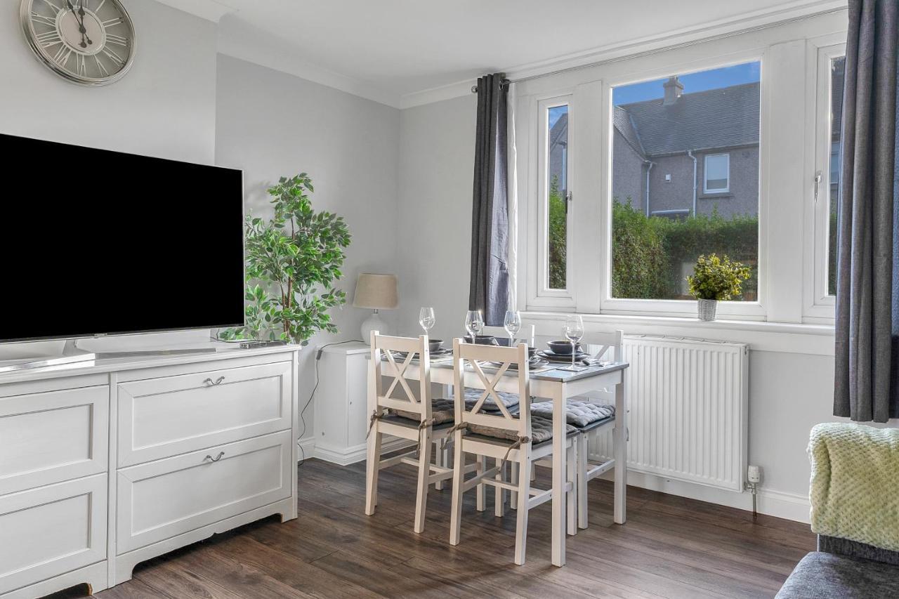 Modern & Spacious 2 Bedroom House - Free Parking - Front & Back Garden - Private Main Door Entrance Edinburgh Bagian luar foto