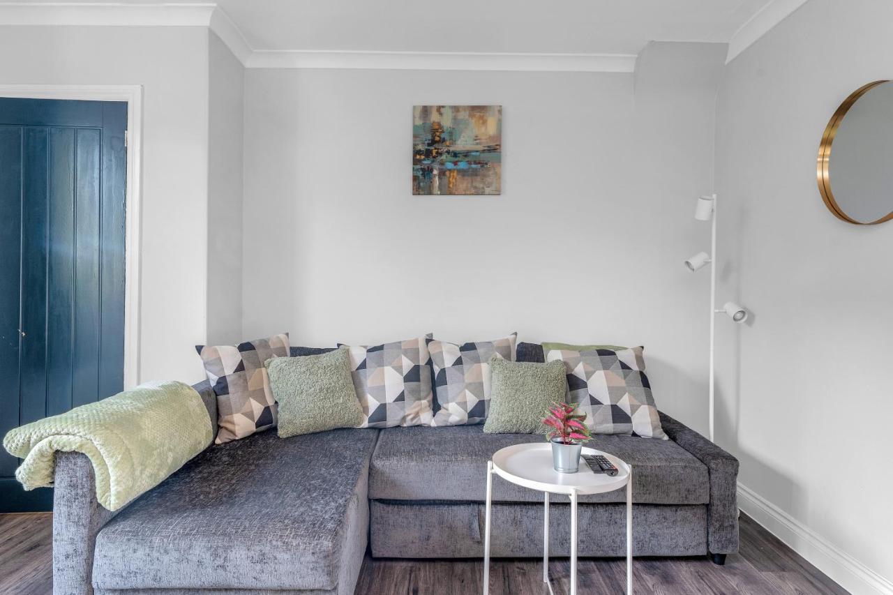 Modern & Spacious 2 Bedroom House - Free Parking - Front & Back Garden - Private Main Door Entrance Edinburgh Bagian luar foto