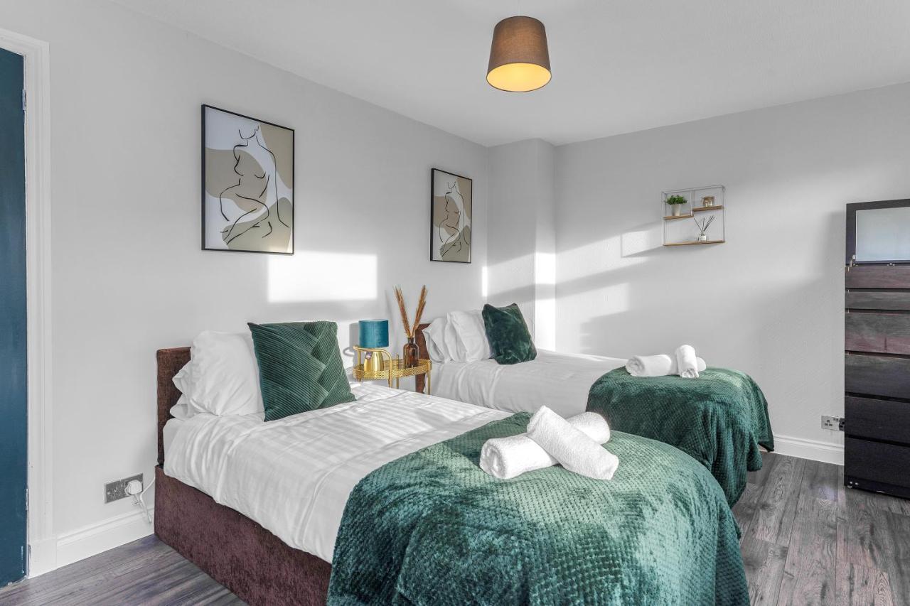 Modern & Spacious 2 Bedroom House - Free Parking - Front & Back Garden - Private Main Door Entrance Edinburgh Bagian luar foto