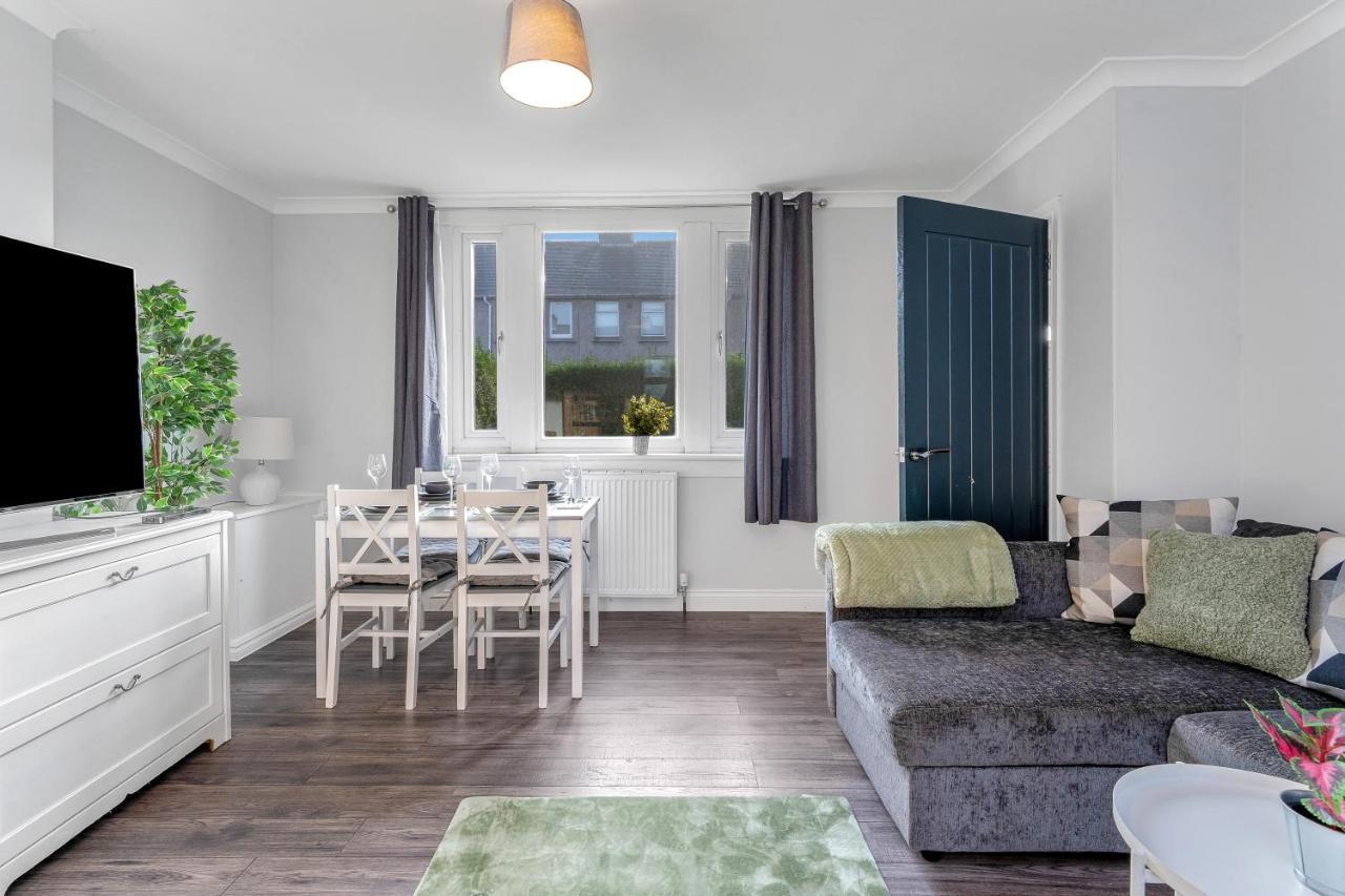 Modern & Spacious 2 Bedroom House - Free Parking - Front & Back Garden - Private Main Door Entrance Edinburgh Bagian luar foto